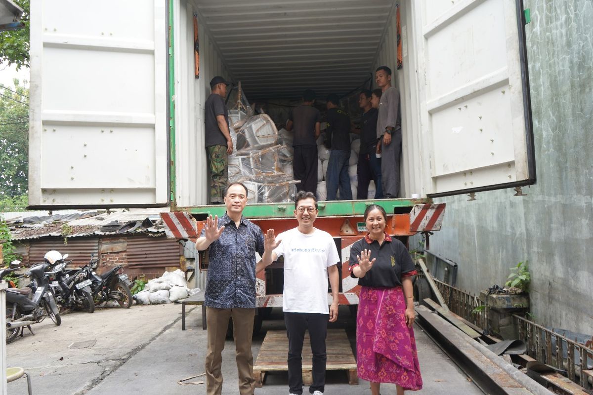 Direktur Pelaksana Pengembangan Bisnis Lembaga Pembiayaan Ekspor Indonesia (LPEI) Maqin U Norhadi melakukan pelepasan ekspor secara simbolik di Bandung, Selasa (23/4/2024)