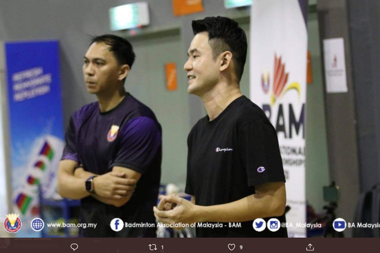 Kepala pelatih ganda putra Malaysia, Flandy Limpele (kiri) bersama asistennya yang merupakan mantan pebulu tangkis Malaysia, Tan Bin Shen. 