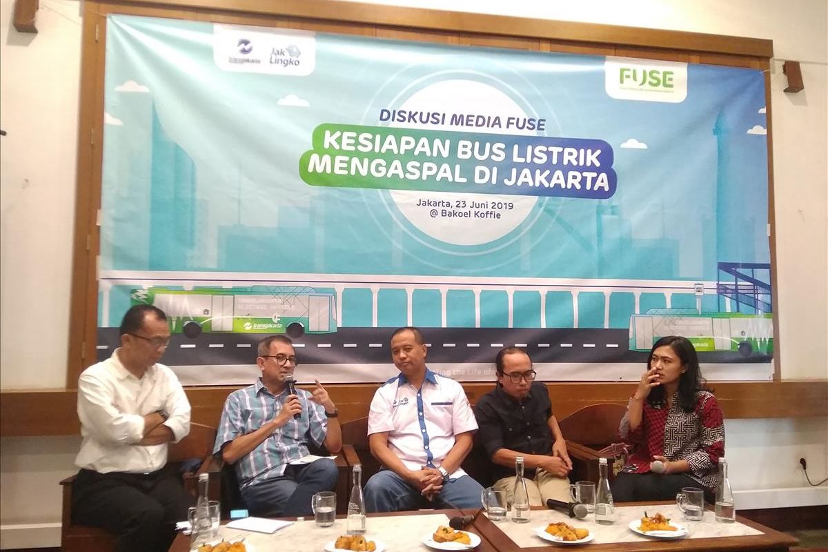 (ki-ka) Pengamat Tatakota Yayat Supriatna, Pengamat Kebijakan Publik Agus Pambagio, Dirut Transjakarta Agung Wicaksono, Direktur Komite Penghapusan Bensin Bertimbal (KPBB) Ahmad Syafrudin, dan Moderator Brigitta Manohara saat diskusi media FUSE mengenai Kesiapan Bus Listrik Mengaspal di Jakarta, Minggu (23/6/2019).