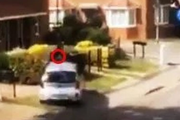 Saat mobil Athur McGhie (55 tahun) menabrak dnegan sengaja polisi Steven Smith di tepi jalan Burgess Hill, West Sussex, Inggris. [Via The Sun]