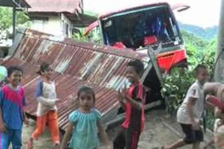 Bus New Liman menabrak sebuah rumah dan warung di Kecamatan Binuang, Polewali Mnadar, Sulawesi barat, Jumat (12/2/2016). 