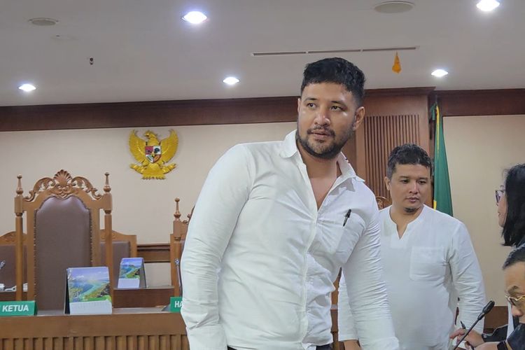 Ammar Zoni Bacakan Pleidoi Hari Ini