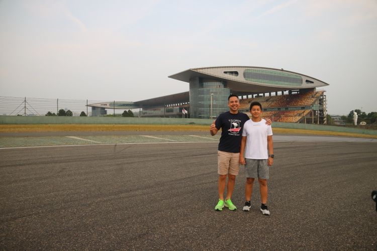 Duet pebalap Indonesia, Rio Haryanto dan Daviv Tjiptobiantoro saat meninjau trek Sirkuit Shanghai, China, Rabu (25/9/2019). Rio dan David akan kembali berlaga di ajang Blancpain GT World Challenge Asia, 27-28 September 2019.