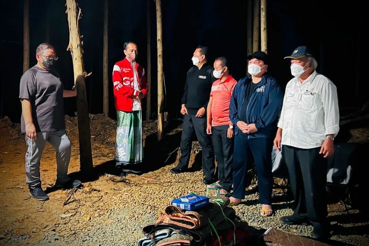 Presiden Joko Widodo tampak berbincang bersama Ketua MPR Bambang Soesatyo dan para menteri Kabinet Indonesia Maju saat berkemah di lokasi IKN, Penajam Paser Utara, Kalimantan Timur, Senin (14/3/2022).