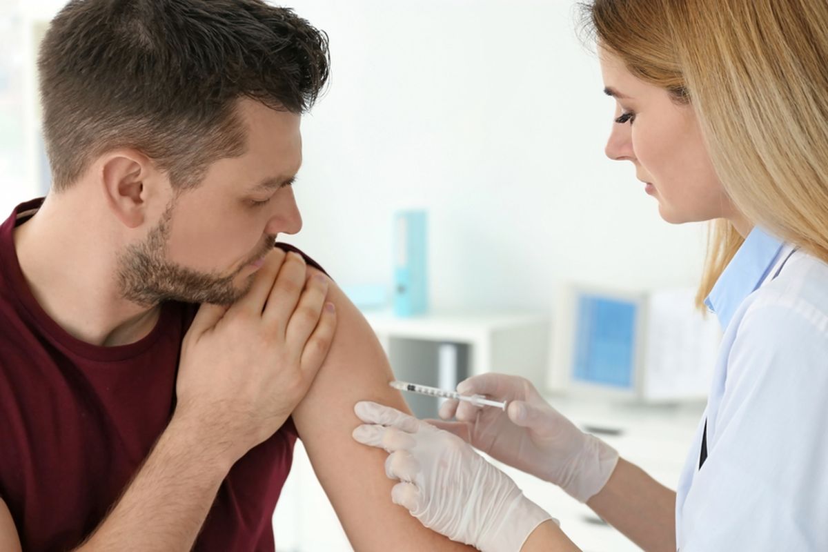Ilustrasi vaksinasi Covid-19, orang divaksin Covid-19. Pentingnya vaksin booster pada orang yang terinfeksi Covid lagi, manfaat vaksin booster.