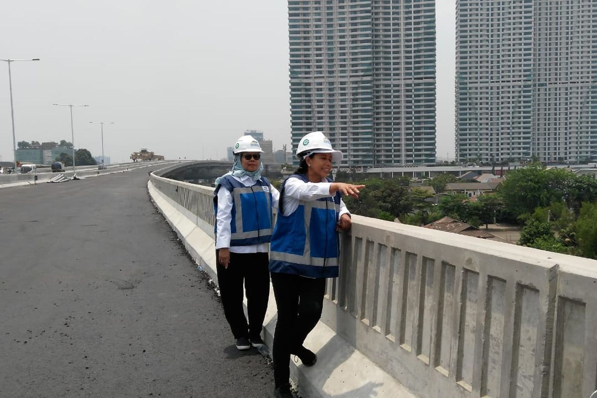 Menteri BUMN Rini M Soemarno meninjau Proyek Tol Layang Jakarta-Cikampek II (Elevated) didampingi Direktur Utama PT Jasa Marga (Persero) Tbk Desi Arryani, Senin (30/9/2019)