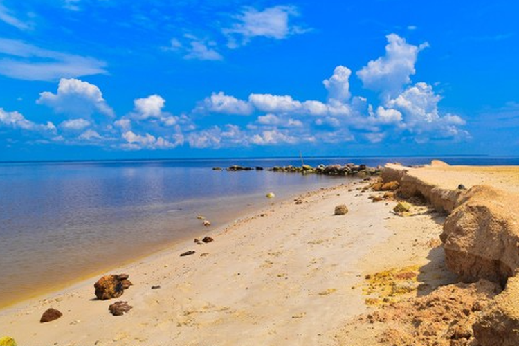 Ilustrasi Pantai Koneng Dumai, salah satu wisata di Kota Dumai, Provinsi Riau.