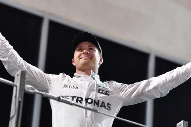 Pebalap Mercedes AMG Petronas F1 Team asal Jerman, Nico Rosberg, merayakan keberhasilannya menjadi juara dunia Formula 1 2016 setelah finis di urutan kedua pada balapan GP Abu Dhabi di Sirkuit Yas Marina, Minggu (27/11/2016).