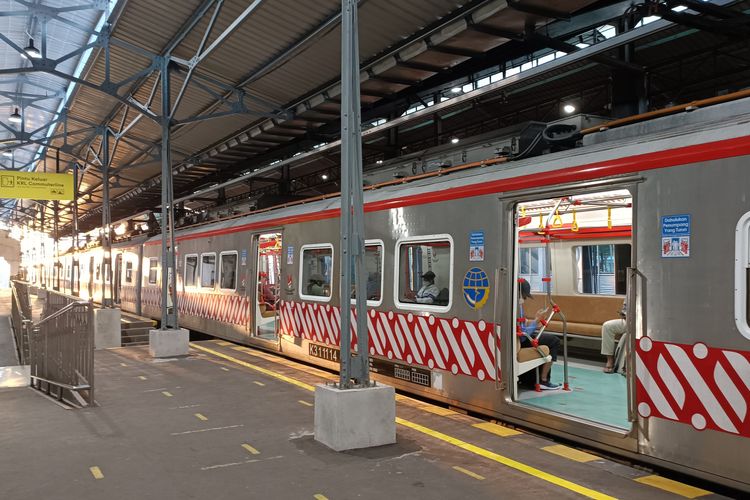 Commuter Line Solo-Yogyakarta di Stasiun Solo Balapan, Selasa (09/08/2022).