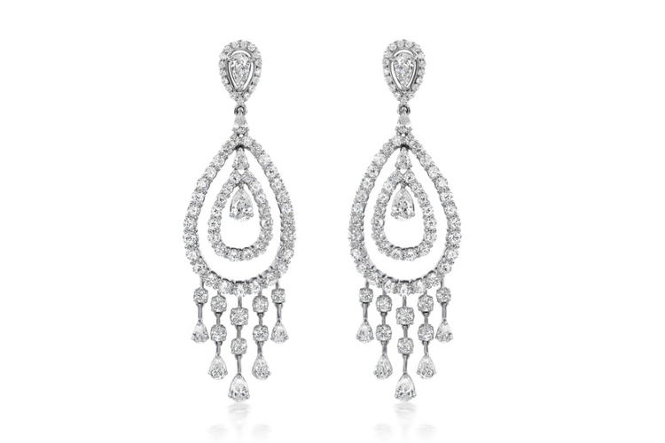 Anting berlian 15 karat bernilai Rp 770 juta melengkapi gaya Maia Estianty di ultah ke-50. Ini detail perhiasan mewah yang jadi sorotan.