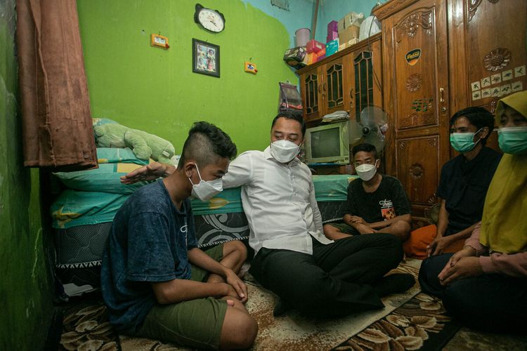Wali Kota Surabaya Eri Cahyadi bertemu dengan MR, siswa yang menjadi korban pemukulan oleh gurunya di kediamannya di Jalan Kutisari Utara Gang 3, Rabu (2/2/2022).