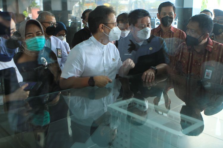 Menteri Kesehatan Gunadi Sadikin saat melakukan kunjungan kerja ke Rumah Sakit Umum Pusat (RSUP_ Mohammad Hoesin Palembang, Sumatera Selatan, Rabu (5/1/2022).