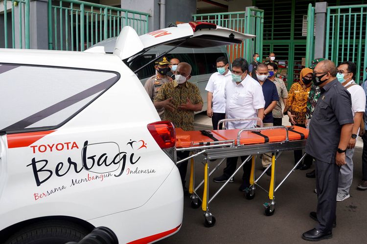 Direktur Administrasi, Korporasi, dan Hubungan Eksternal PT Toyota Motor Manufacturing Indonesia (TMMIN) menyerahkan satu unit Toyota Kijang Innova ambulance ke Pemkot Bekasi, Kamis (16/7/2020).