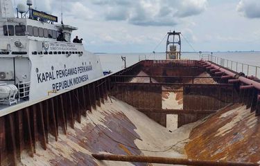 Kapal penambang pasir laut ilegal yang diamankan KKP di perairan Pulau Rupat, Kabupaten Bengkalis, Riau, Senin (14/2/2022).