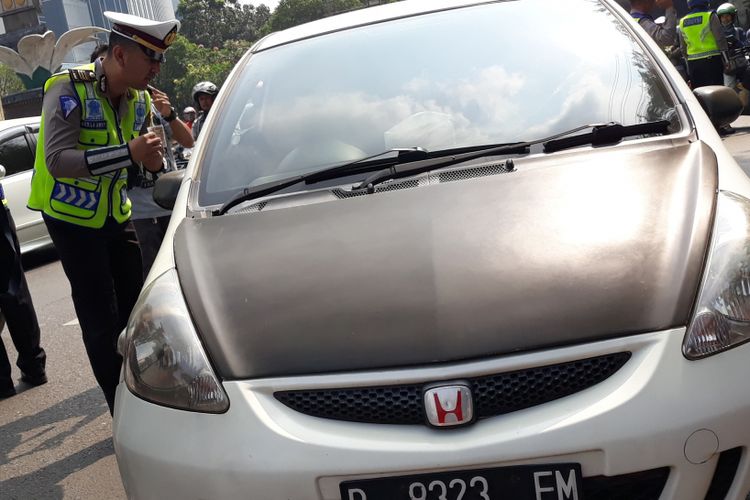Sebuah mobil terjaring razia penunggak pajak kendaraan di Jalan Di Panjaitan, Jakarta Timur, Rabu (25/7/2018)
