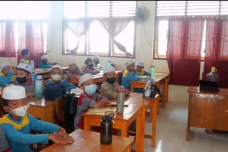 Sekolah di Polman Terdampak Kabut Asap Karhutla, Siswa dan Guru Pakai Masker