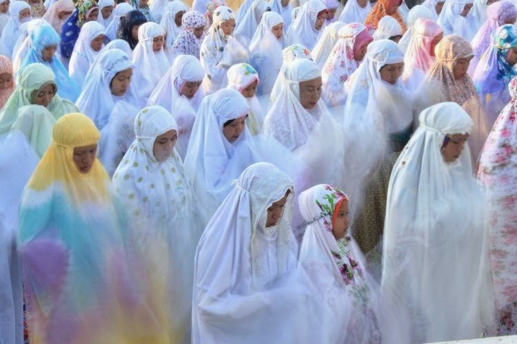 Ratusan jamaah islam aboge di Desa Onje, Kecamatan Mrebet, Purbalingga, Jawa Tengah merayakan idul fitri, Senin (25/5/2020) pagi.