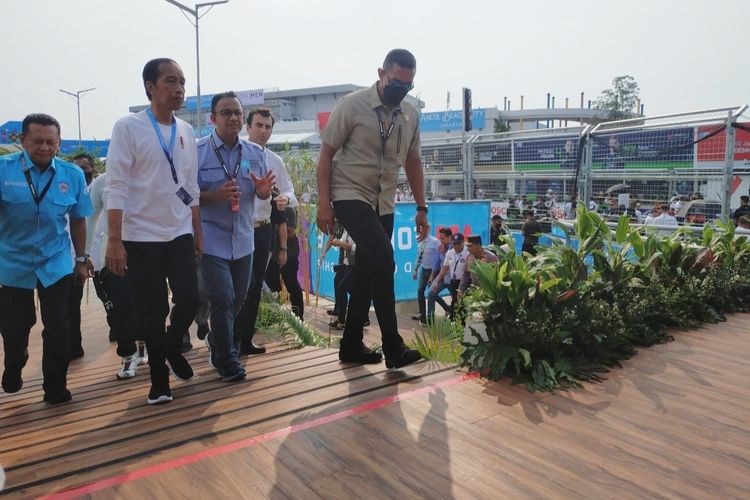 Presiden Joko Widodo usai melakukan grid walk di Sirkuit Formula E, Ancol, Jakarta Utara, Sabtu (4/6/2022) 