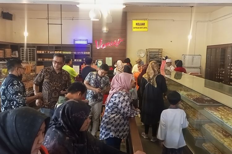 Sejumlah pelanggan sedang membeli Roti Unyil di Jalan Raya Padjajaran, Kota Bogor, Jawa Barat, Jumat (27/10/2023).