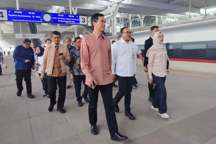 Ketua Komisi VI DPR RI Anggia Erma Rini meninjau kesiapan sektor transportasi darat menjelang libur Natal 2024 dan Tahun Baru 2025 (Nataru) bersama jajaran KAI dan KCIC di Stasiun Kereta Cepat Tegalluar pada Kamis (28/11/2024). 
