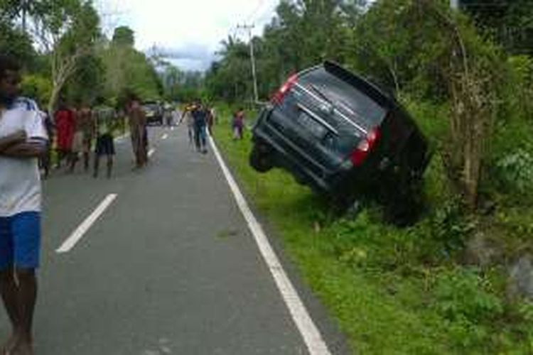 Mobil Avanza yang ditumpangi dua pelajar, yang tewas dalam kecelakaan tunggal di Kampung Cuyehep, Distrik Tanah Rubuh, Kabupaten Manokwari Selatan, Minggu (5/6/2016).