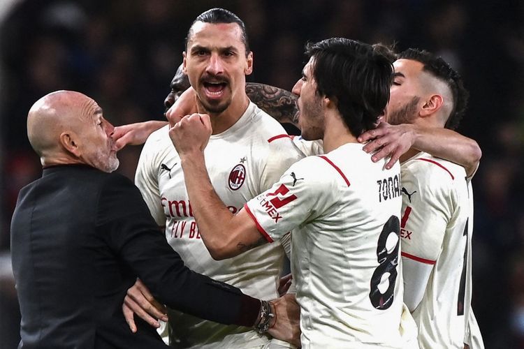 Penyerang AC Milan Zlatan Ibrahimovic merayakan gol ke gawang Genoa pada laga Liga Italia di Stadion Luigi-Ferraris, Kamis (2/12/2021) dini hari WIB.