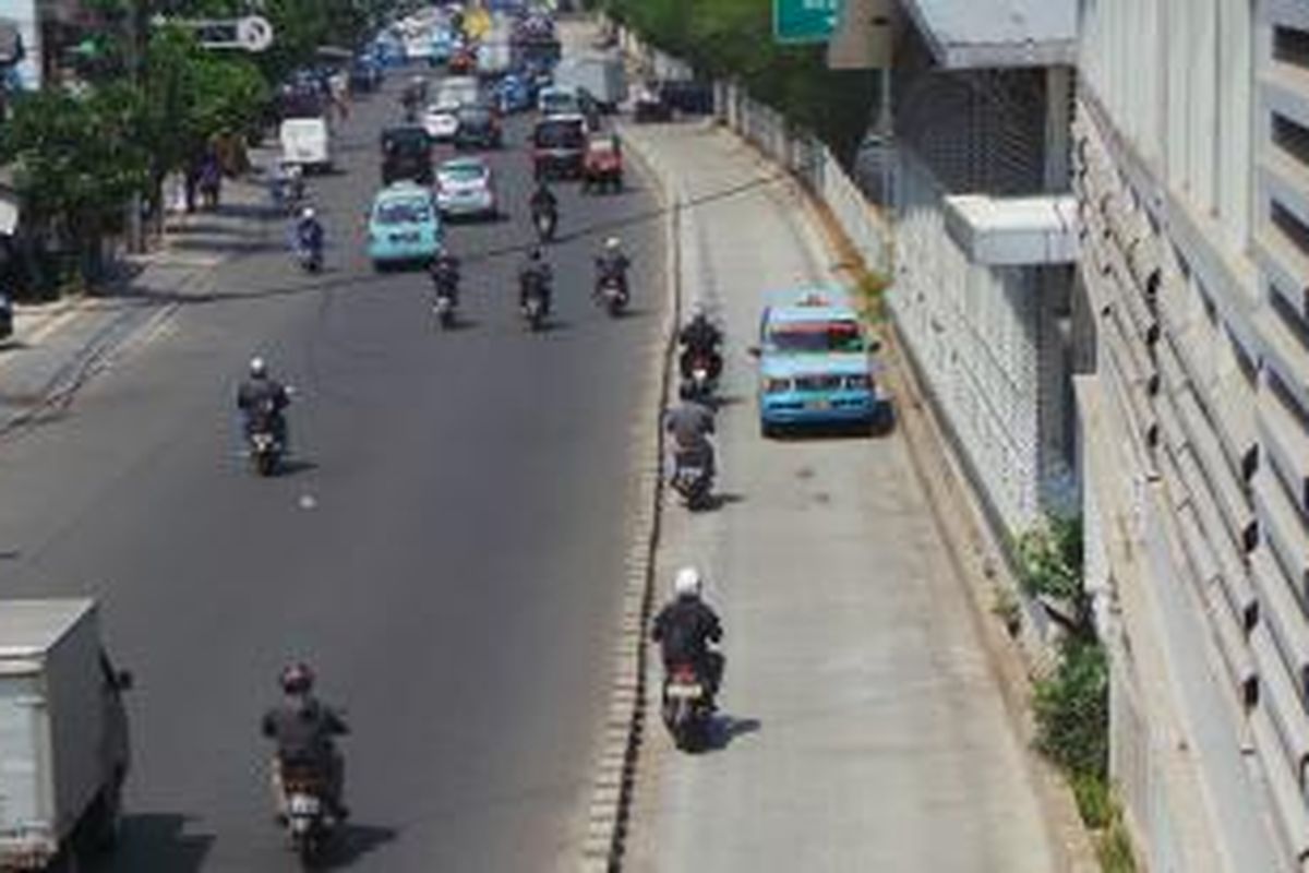 Aksi nekat para sopir angkot di depan halte transjakarta Pangeran Jayakarta, Taman Sari, Jakarta Barat. Selasa (2/9/2014).