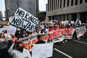 Demo 'No Kings' Tuntut Kebijakan Trump Berujung Ricuh, Massa dan Aparat Bentrok