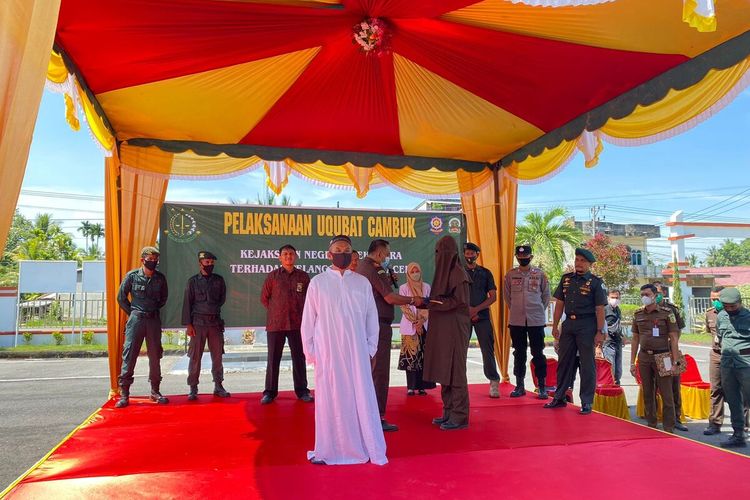 Kejaksaan Negeri Aceh Utara melaksanakan eksekusi hukuman cambuk terhadap terpidana kasus pelecehan seksual, TM (53) di halaman Kantor Kejaksaan Negeri Aceh Utara, di Lhoksukon, Kecamatan Lhoksukon, Kabupaten Aceh Utara, Provinsi Aceh, Kamis (9/6/2022).