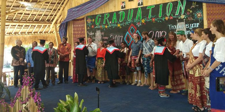 Sekolah internasional perhotelan Sumba Hospitality Foundation di Jalan Mananga Aba, Desa Karuni, Kecamatan Loura, Kabupaten Sumba Barat Daya, Nusa Tenggara Timur (NTT) mengadakan wisuda 47 siswa angkatan kedua, Sabtu (26/5/2018). 