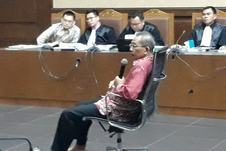 Mantan Ketua Pengadilan Tinggi Manado, Sudiwardono bersaksi di Pengadilan Tipikor Jakarta, Rabu (25/4/2018).