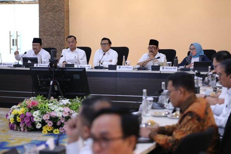 Menteri Pendayagunaan Aparatur Sipil Negara dan Reformasi Birokrasi (Menpan-RB) Rini Widyantini dalam Rapat Koordinasi Pembahasan Rancangan Inpres DTSEN di Jakarta, Senin (13/1/2025).

