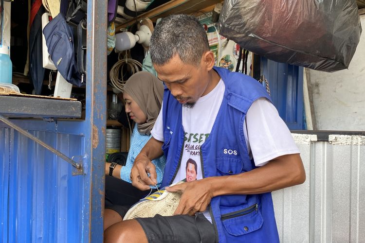 Menjahit Asa di Sudut Kota, dari Sepatu Rusak Nosas Hidupi Keluarga dengan Ungkapan Syukur 