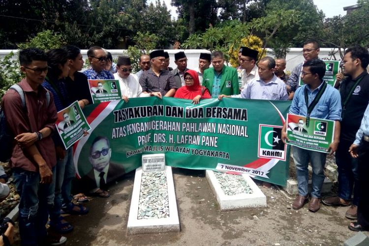 HMI dan Majelis Wilayah KAHMI DIY saat di makam  Prof. Drs. H. Lafran Pane 