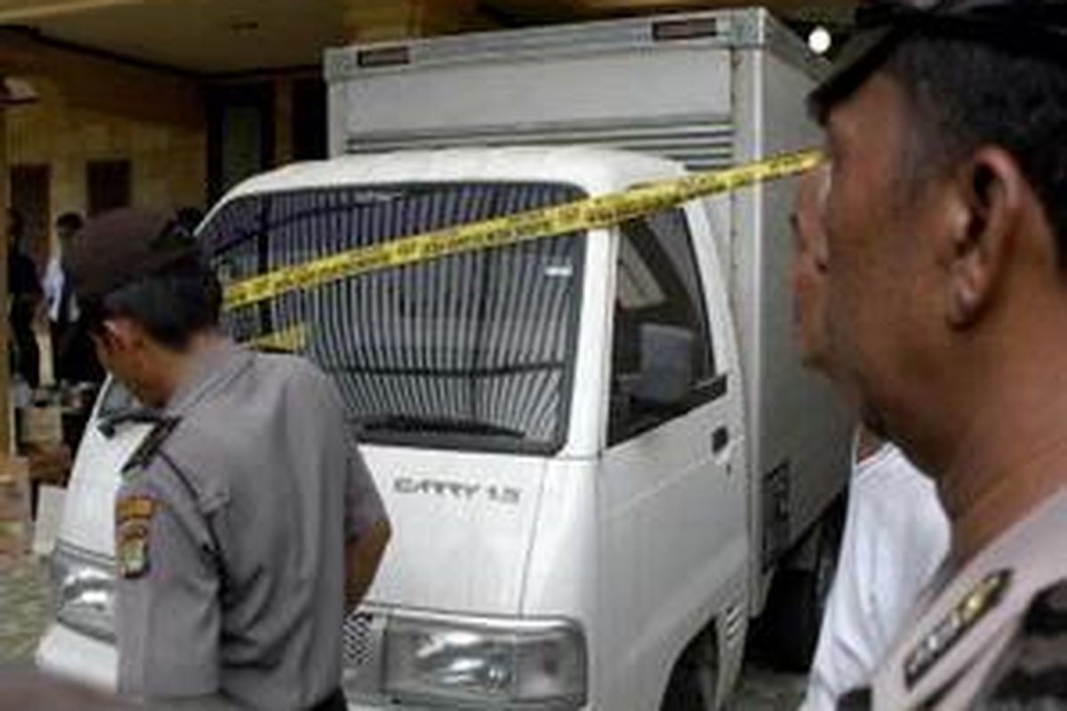 Petugas kepolisian memeriksa sebuah mobil box yang diduga menjadi tempat mengangkut sabu -sabu seberat 600 kg saat penggerebegan di Jalan Cemara Permai No.3 blok ST/C3-15 Pantai Indah Kapuk, Jakarta Utara, Rabu (19/3). 