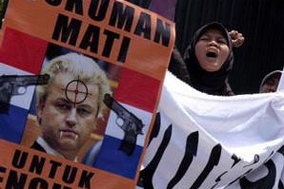 Massa yang tergabung dalam Hizbut Tahrir Indonesia melakukan unjuk rasa di depan Kedutaan Besar Belanda di Kuningan, Jakarta, Selasa (1/4). Mereka memprotes keras peredaran film fitna yang dibuat Geert Wilders yang melecehkan agama Islam dan melukai perasaan umat muslim di dunia. 