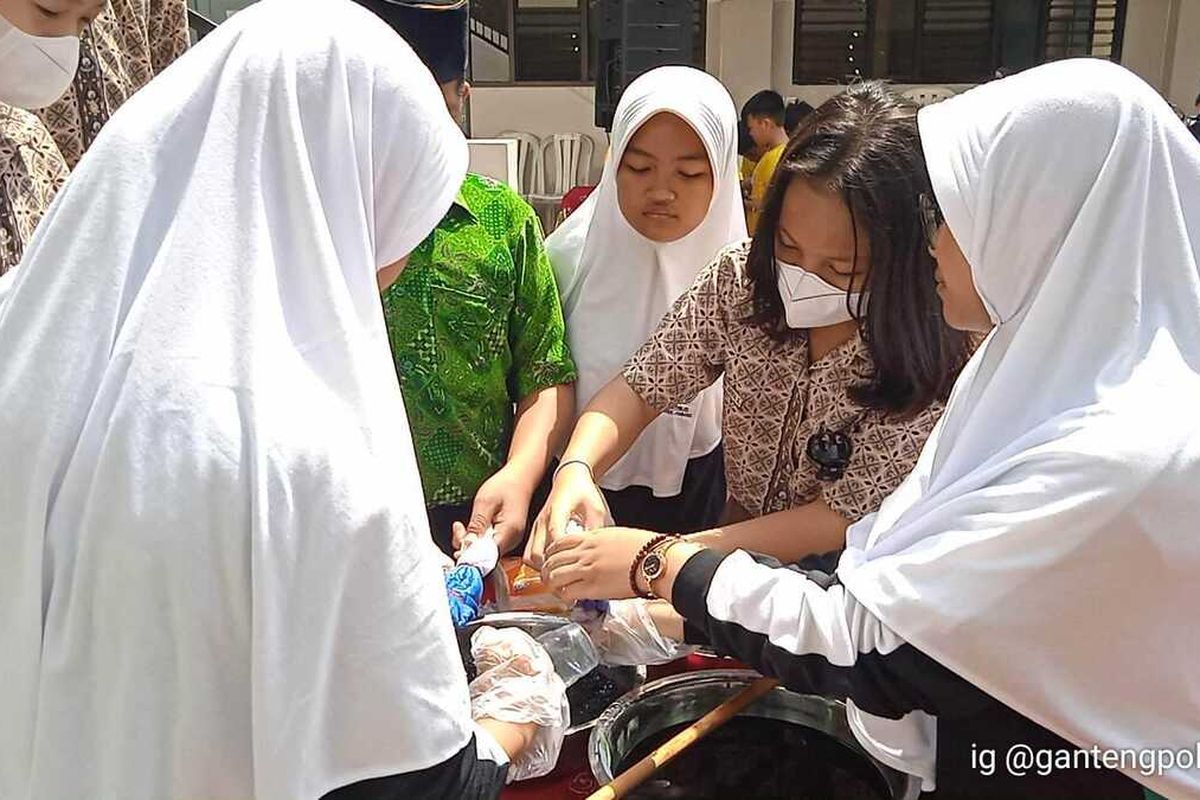 Potret kebersamaan pelajar Muslim dan Kristen dalam kegiatan membatik bersama untuk memperingati Haul ke-13 Gus Dur di Kompleks Gereja Kristen Indonesia (GKI) Jombang, Jawa Timur, Kamis (12/1/2023).