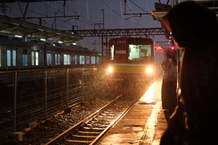 Ilustrasi kereta api di Stasiun Tanah Abang, Jakarta Pusat, saat musim hujan.