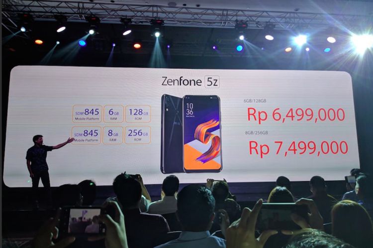Regional Director South East Asia Asus Benjamin Yeh mengumumkan harga kedua versi ZenFone 5Z dalam acara peluncuran di Jakarta, Kamis (17/5/2018).