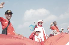 Jelang HUT RI, Bendera Raksasa Dibentangkan di Waduk Gondang Lamongan