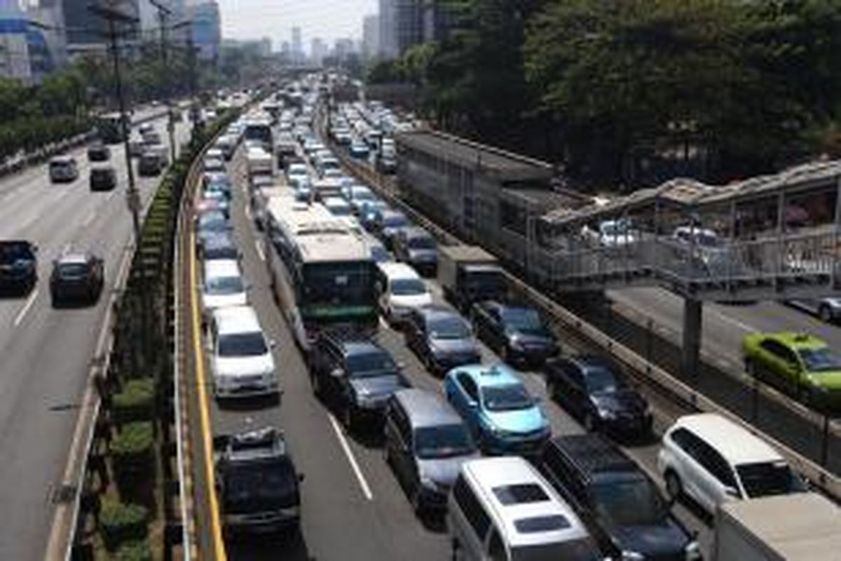 Kemacetan panjang terjadi di Jalan Tol Dalam Kota dan Jalan Gatot Subroto, Jakarta Selatan, Rabu (29/7/2015). Lalu lintas dan aktivitas kendaraan di Jakarta kembali macet pasca-libur Lebaran 2015.