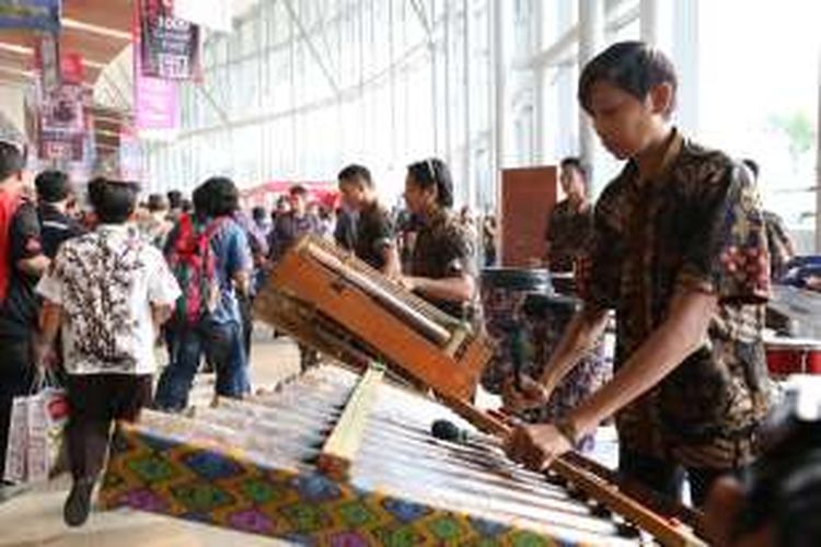 Sejumlah alat musik tradisional dimainkan saat Festival Pekan Raya Indonesia (PRI) di Indonesia Convention Exhibition (ICE) BSD, Tangerang, Senin (24/10/2016). Festival pesta rakyat dengan mengusung 1000 band, kuliner, cerita rakyat legendaris dan pameran multi produk ini berlangsung hingga 2 November 2016.