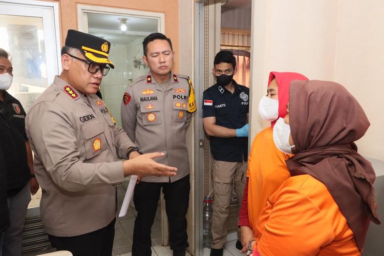 Kapolres Metro Jakarta Utara Kombes Pol Gidion Arif Setyawan saat berbicara dengan dua tersangka praktik aborsi ilegal di apartemen Kelapa Gading.  .