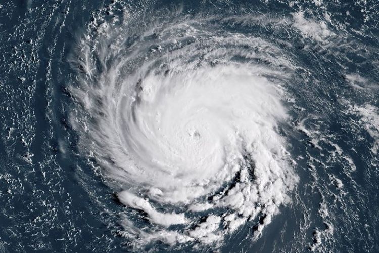 Citra satelit NOAA / RAMMB ini diambil pada pukul 11:45 UTC pada Senin (10/9/2018), menunjukkan Badai Florence di lepas pantai timur Amerika Serikat di Samudra Atlantik. (AFP)
