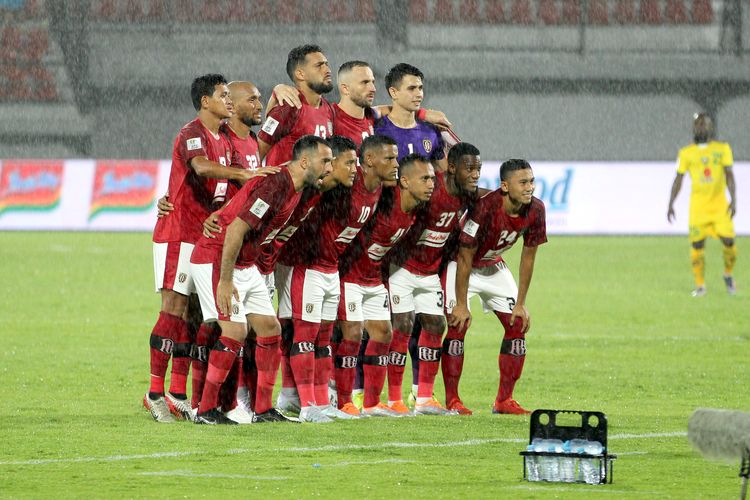 Pemain Bali United bersiap melawan Kedah Darul Aman FC saat laga babak penyisihan Grup G AFC Cup 2022 yang berakhir dengen skor 2-0 di Stadion Kapten I Wayan Dipta Gianyar, Bali, Jumat (24/6/2022) malam.