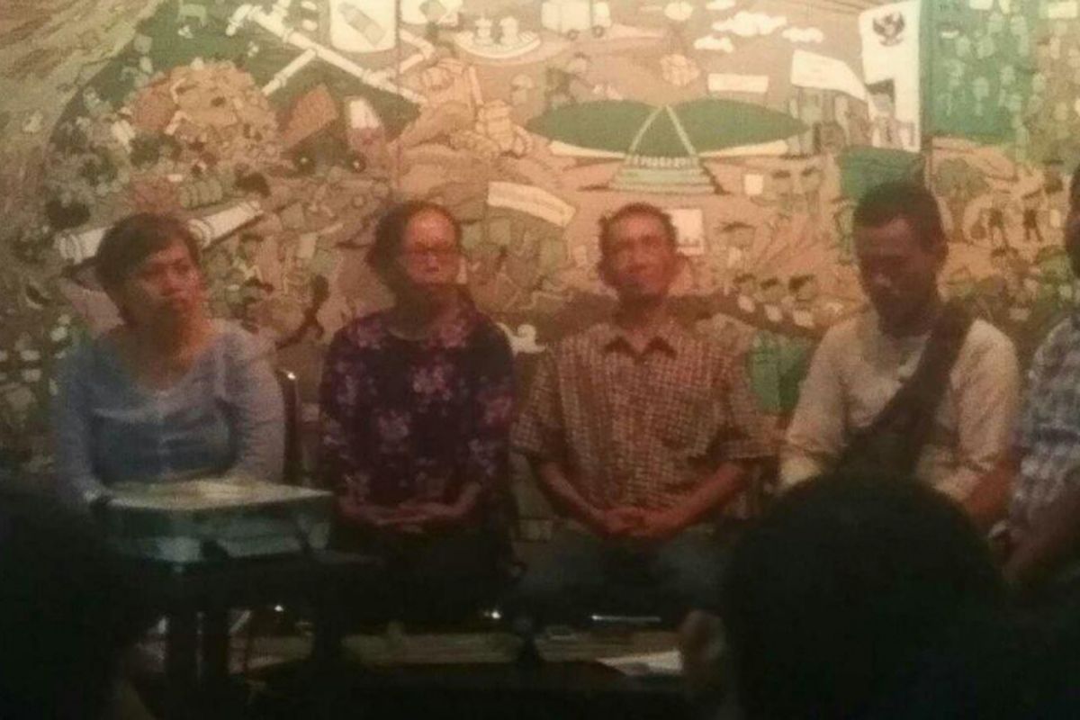 Warga Pulau Pari bernama Dian Astuti (kedua dari kiri) dan suaminya Edi Priadi (ketiga dari kiri) di Kantor Walhi, Jakarta Selatan, Kamis (8/6/2017).