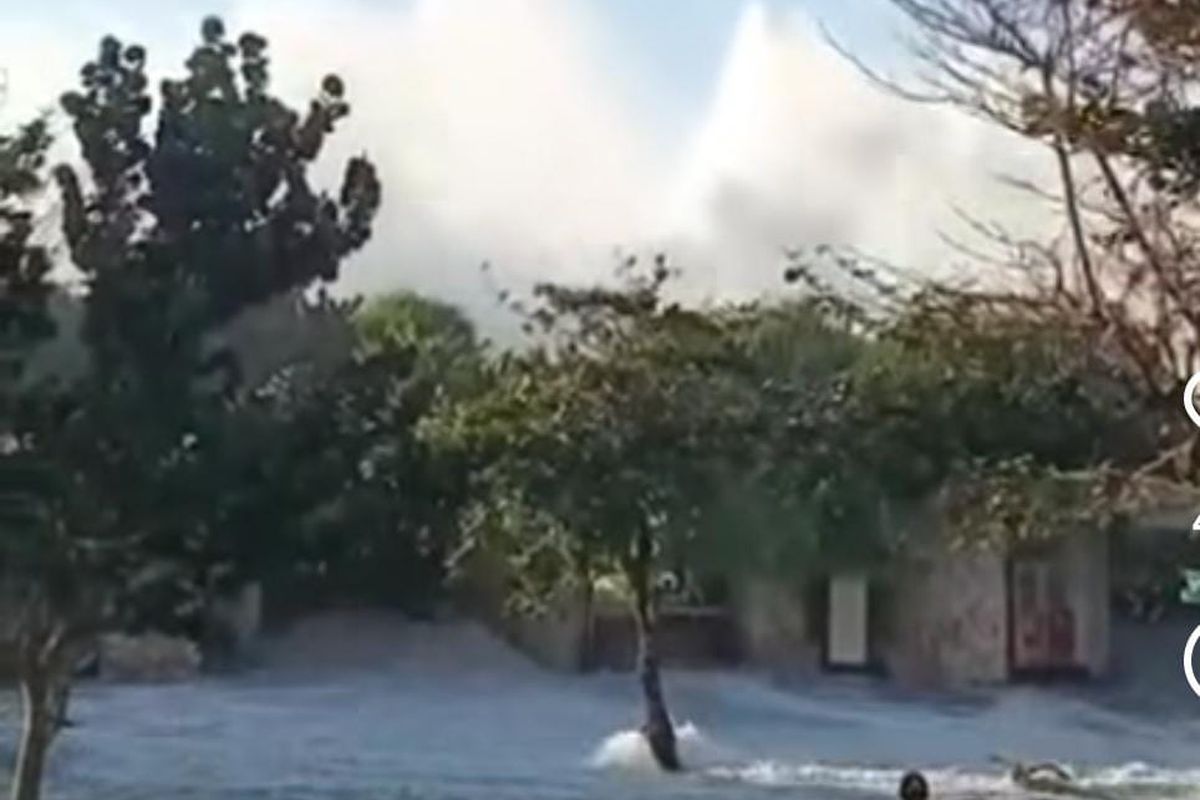 Air laut naik hingga ke batas pintu masuk Waterblow Bali di Nusa Dua, Kabupaten Badung, Rabu (6/8/2025). 