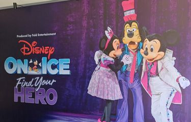 Poster Disney On Ice Find Your Hero di tempat pertunjukan berlangsung, Istora Senayan, Jakarta Pusat, Jumat (2/5/2025).