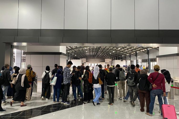 Turun naik KA Lokal kini menggunakan gedung baru Stasiun Rangkasbitung, mulai Rabu (10/12/2025).