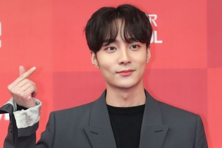 Penyanyi asal Korea Selatan, Roy Kim, selesaikan wamil Desember 2021.